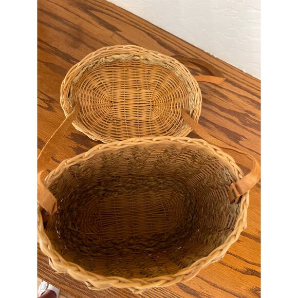 Vintage basket with leather strap and attached lid - Picture 7 of 7